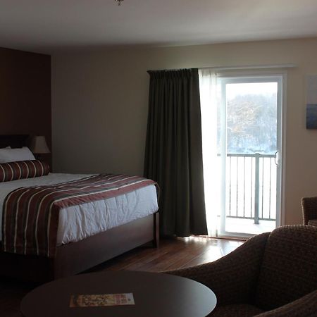 Lanes Riverhouse Inn & Cottages Montague Rum bild
