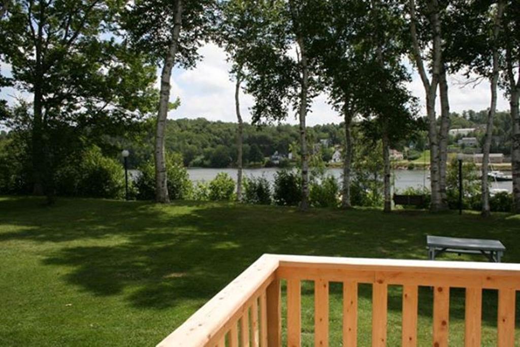 Lanes Riverhouse Inn & Cottages Montague Rum bild