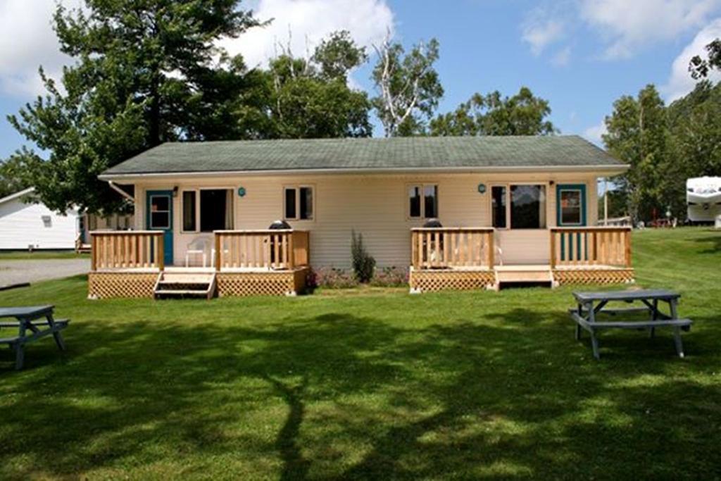Lanes Riverhouse Inn & Cottages Montague Rum bild