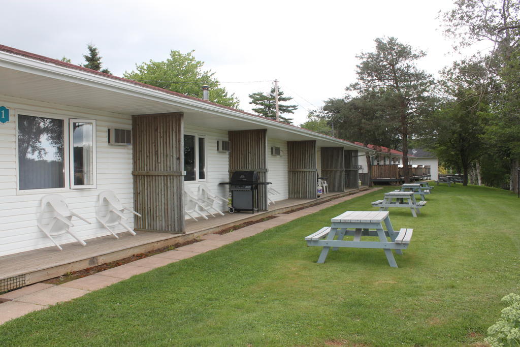 Lanes Riverhouse Inn & Cottages Montague Rum bild